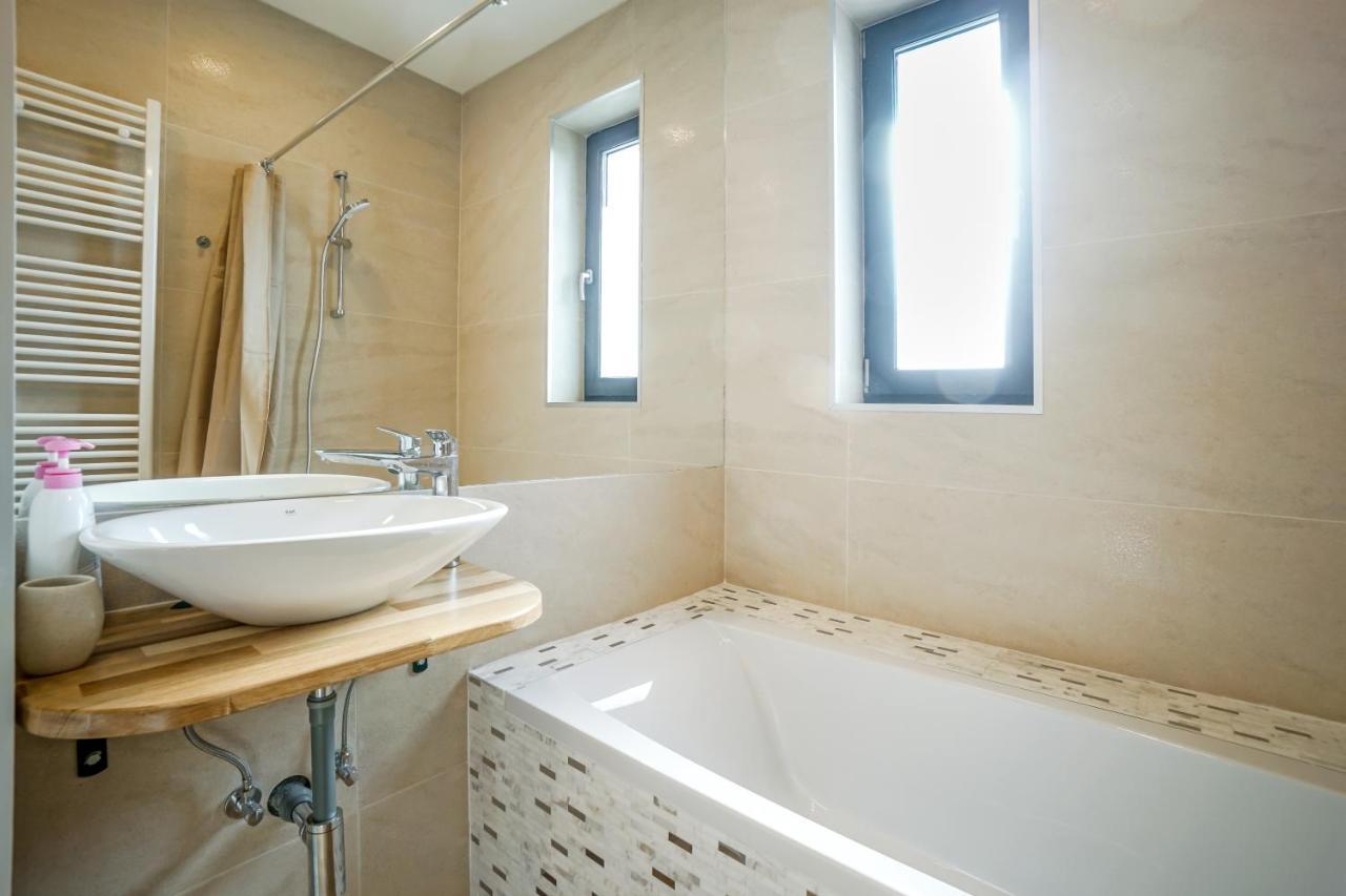 Bright Apartments Moments Away From Herastrau Park, Mall And Metro Bucureşti Exterior foto